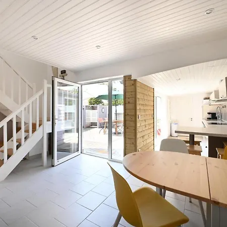 Casa de Férias Maison De Vacances Avec Cour Et Confort Moderne Au Centre De - Fr-1-434-95