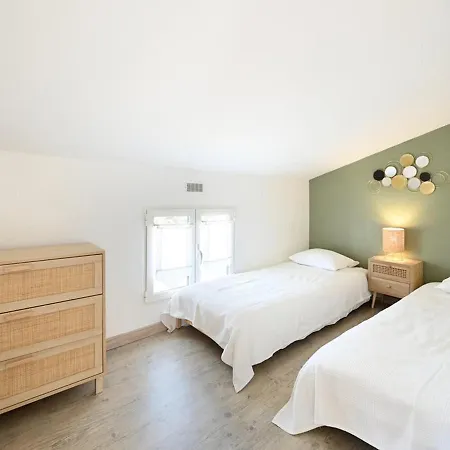 Maison De Vacances Avec Cour Et Confort Moderne Au Centre De - Fr-1-434-95 Saint-Clément-des-Baleines